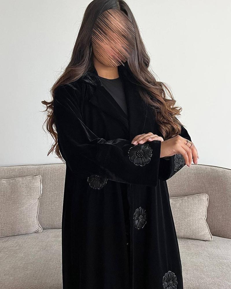 عباية مخمل أسود بورد منثور وشك خرز