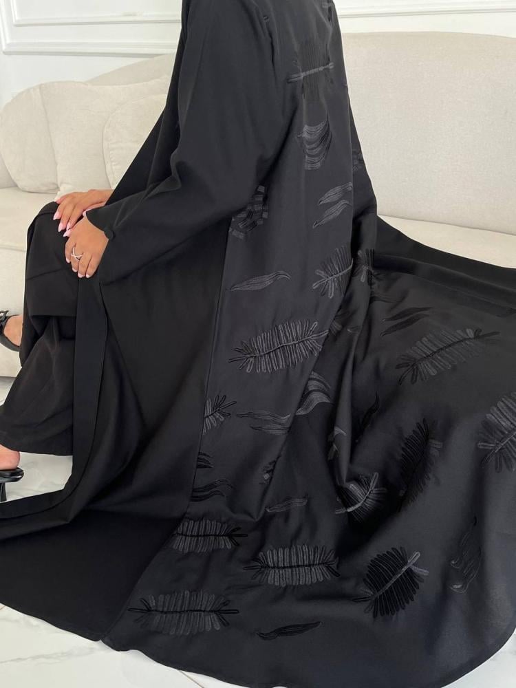 عباية سوداء بتطريز نباتي أسود راقٍ