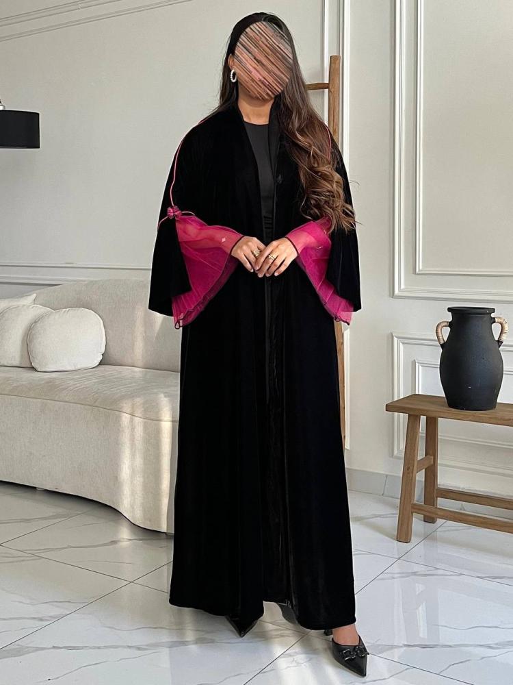 عباية مخمل سوداء بأكمام تل فوشي