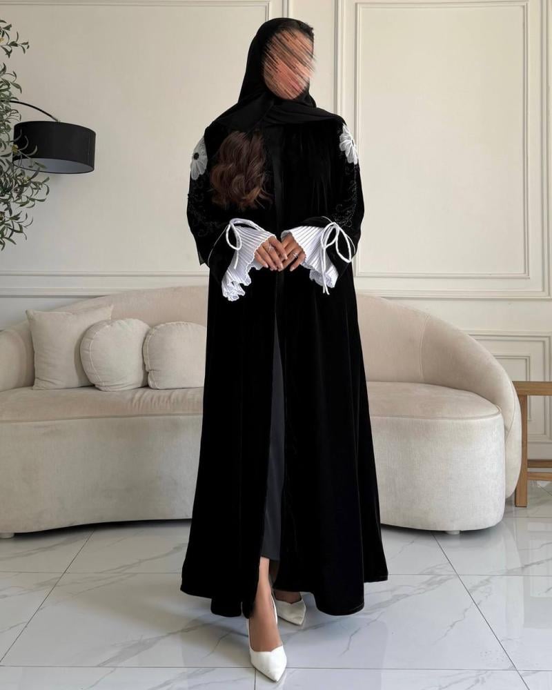 عباية مخمل أسود بكسرات أوف وايت بلقطة استعراضية أنيقة