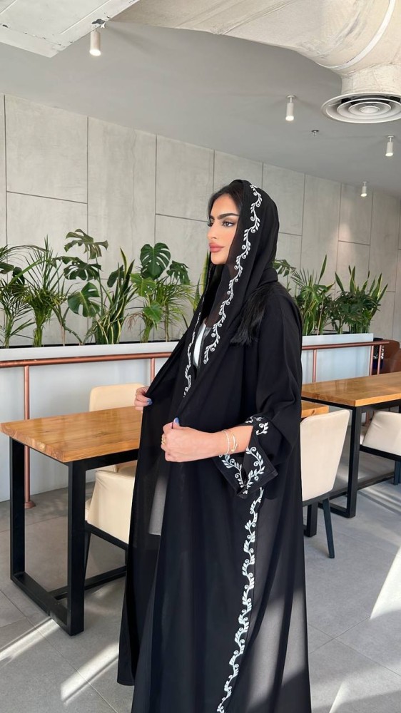 عباية كريب ملكي بتطريز يدوي نباتي أبيض