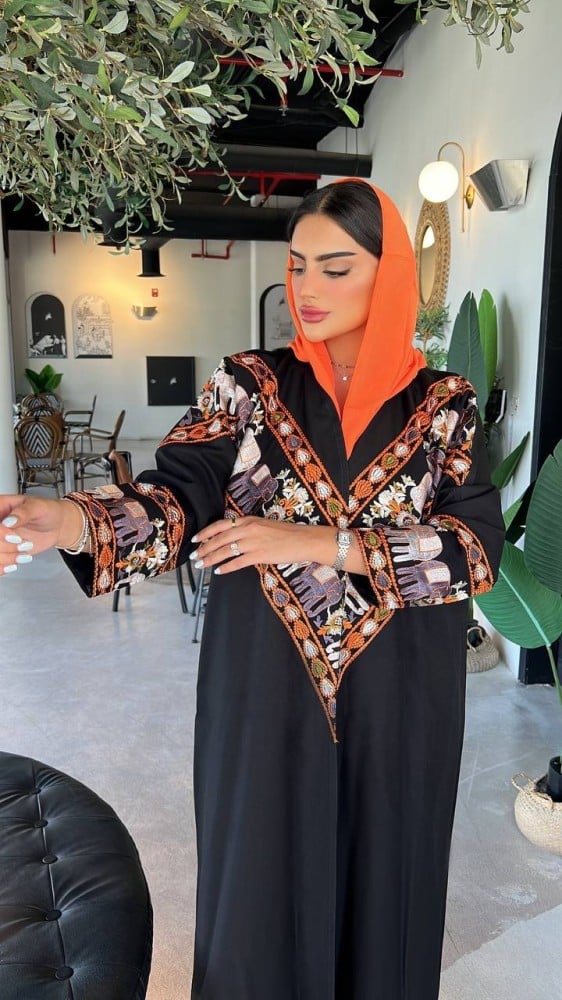 عباية منميت مستقيمة بأكمام واسعة مطرزة