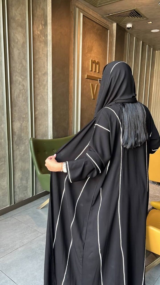 تفاصيل خطوط القيطان الأوف وايت الطولية من الظهر في عباية ملكي