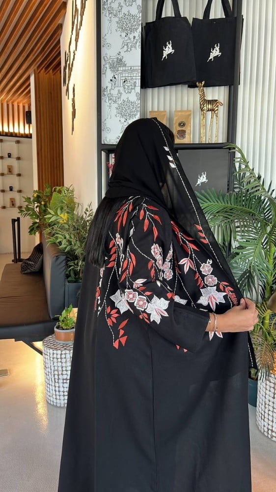 تفاصيل التطريز اليدوي الخلفي على عباية سوداء