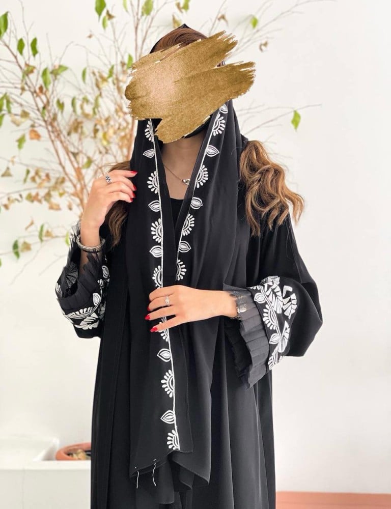 عباية ملكي سوداء بقصة عادية بتطريز يدوي أبيض وأكمام مكسرة
