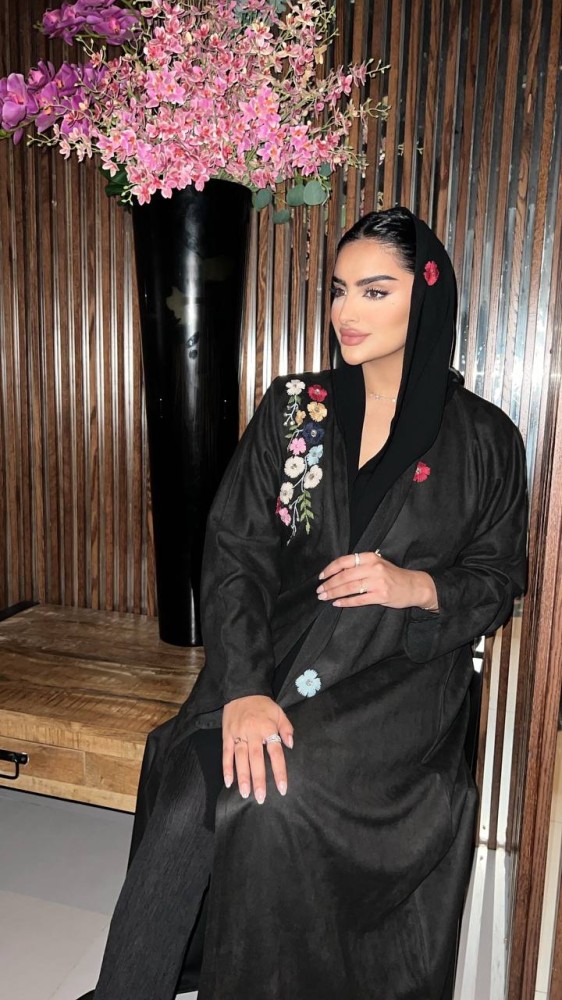 لقطة مكبرة لجهة الكتف تبرز دقة أزهار الشك اليدوي والخرز