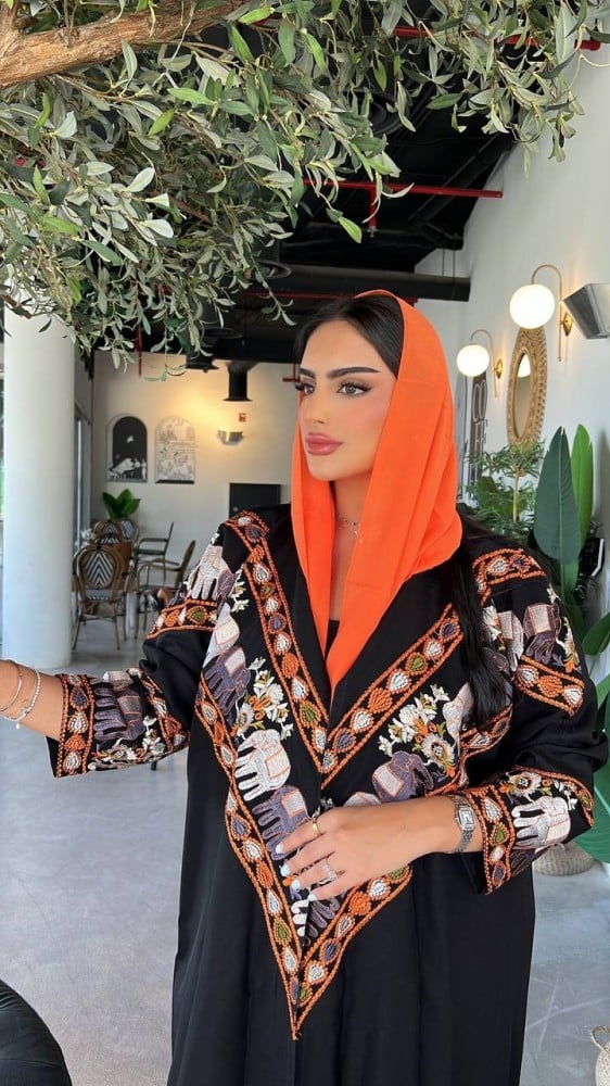 عباية منميت بتطريز الفيلة الشرقية