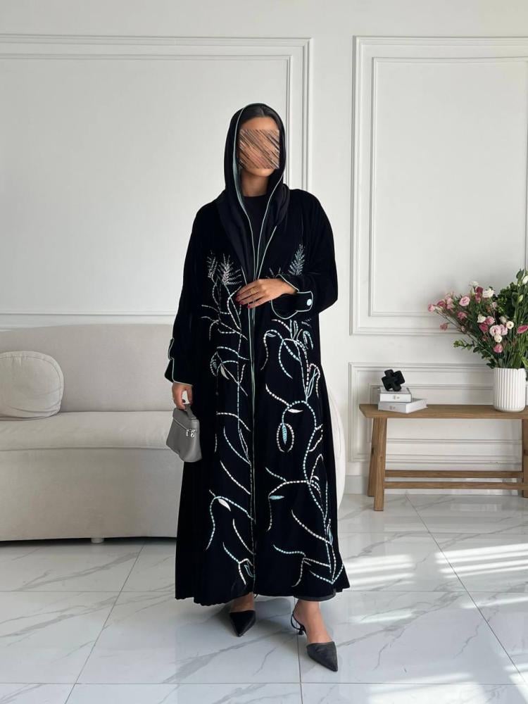 عباية مخمل سوداء بتطريز سنابل سماوية