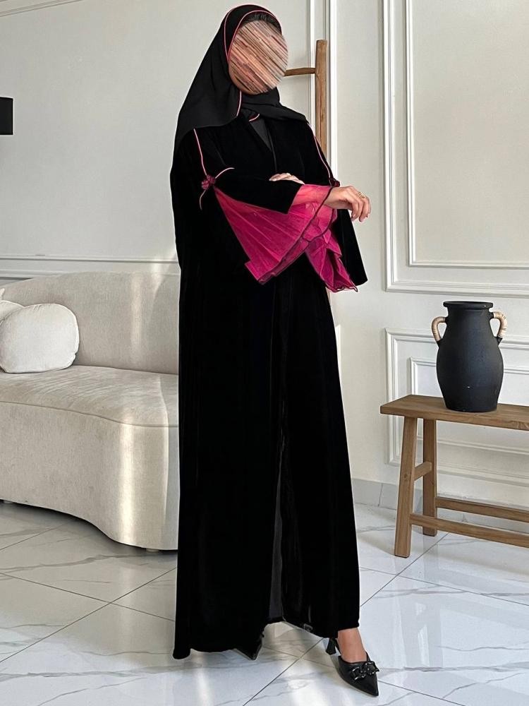 عباية مخمل سوداء بأكمام تل فوشي