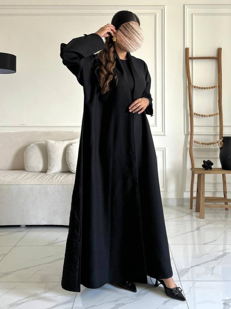 عباية كريب سوداء بتطريز سفلي