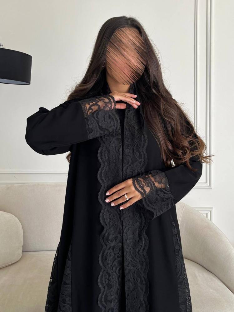 عباية كريب فاخر بقصة كلوش وتطريز دانتيل أسود