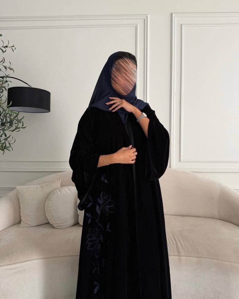 عباية مخمل نص كلوش بتطريز يدوي