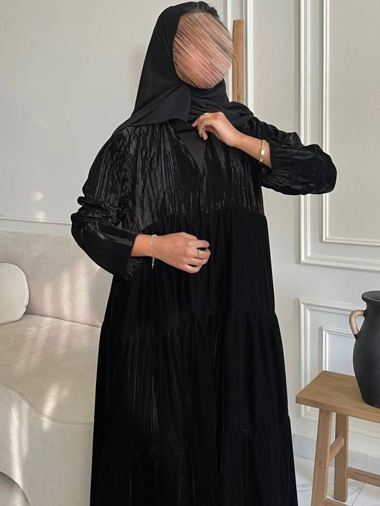 عباية مخمل سوداء بستايل كشكشة مدرجة