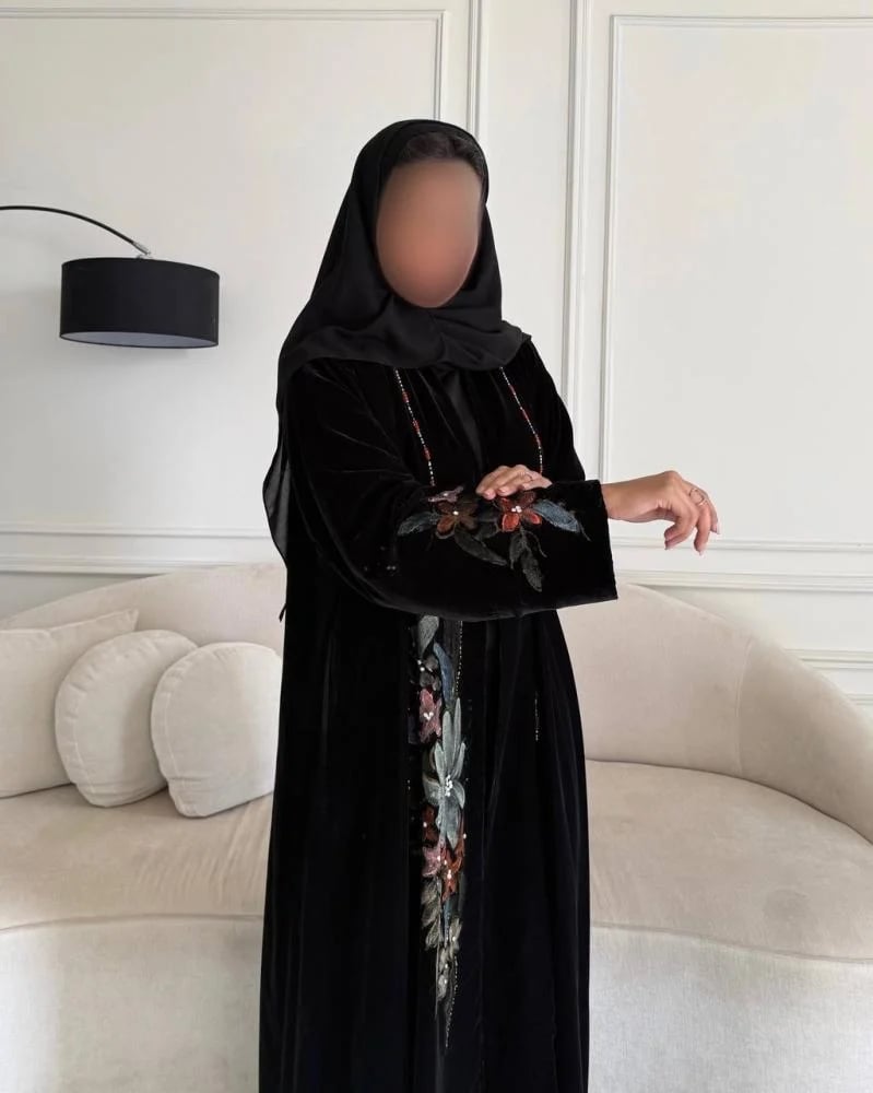عباية نص كلوش مخمل أسود برسم يدوي وشك يدوي