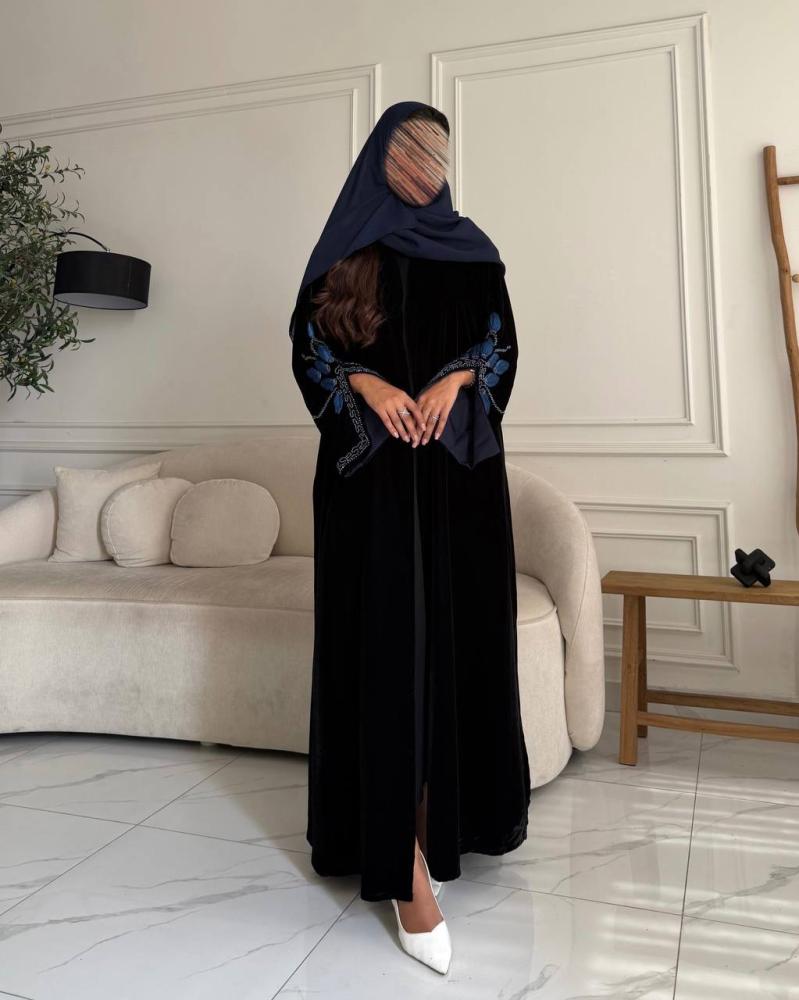 عباية مخمل كم شك يدوي كحلي بكريب داخلي نص كلوش