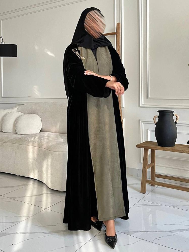 عباية مخمل أسود وشمواه زيتي مطرزة