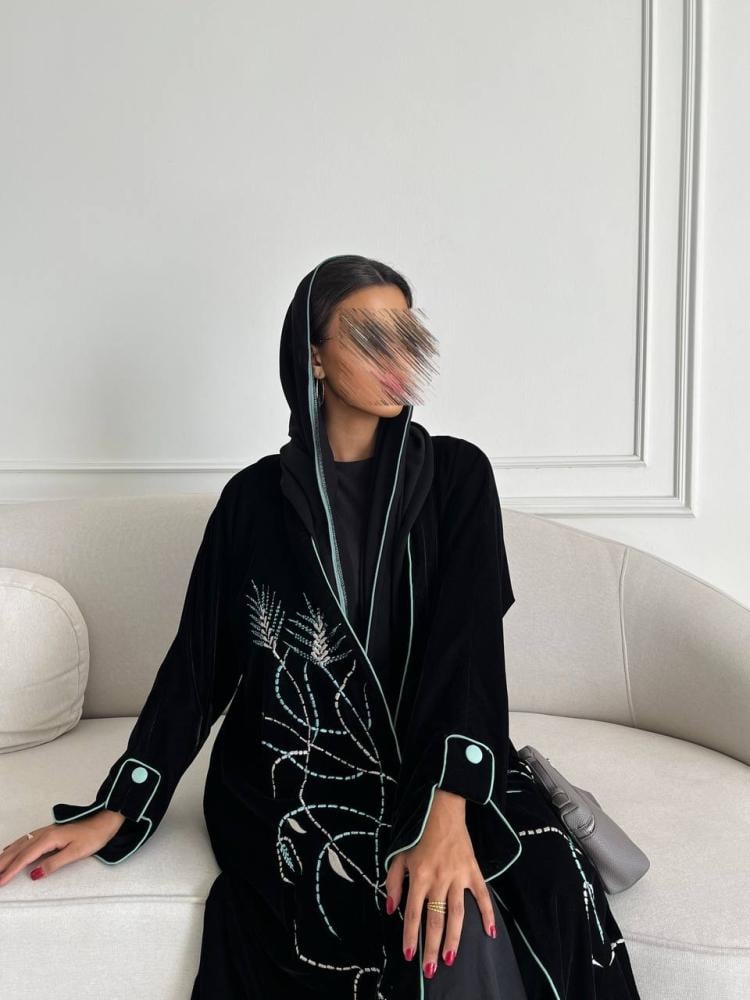 عباية مخمل سوداء بتطريز سنابل سماوية