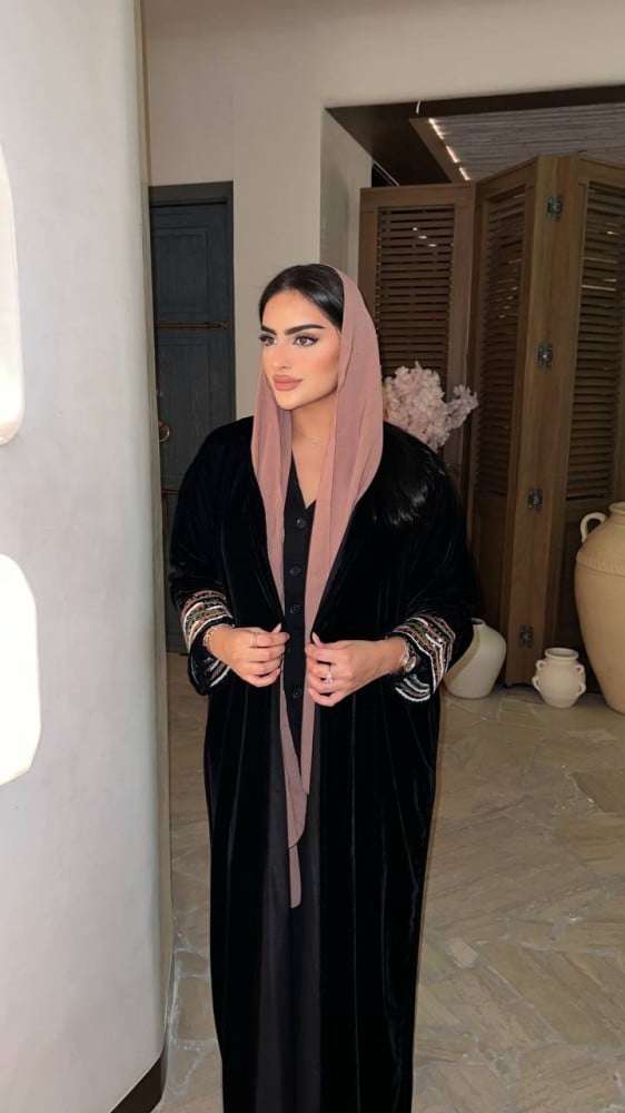 الواجهة الأمامية السادة للعباية المخمل السوداء بالقصة العادية