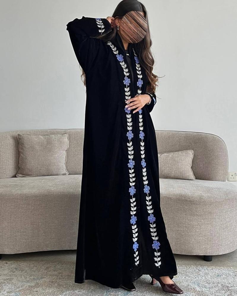 عباية مخمل أسود بشك نقشات زرقاء وفضية