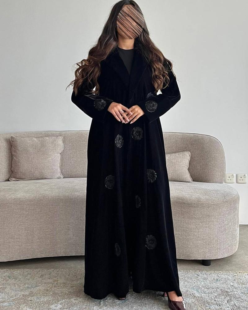 عباية مخمل أسود بورد منثور وشك خرز