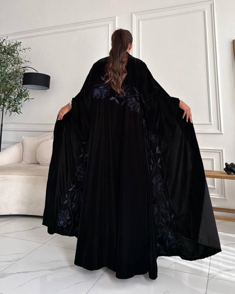 عباية مخمل نص كلوش بتطريز يدوي