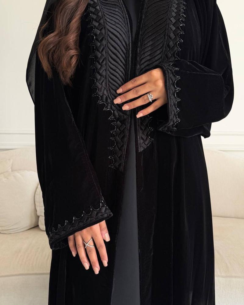 عباية مخمل أسود بتطريز كسرات فنية وشك يدوي مميز