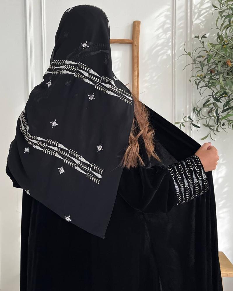 لقطة خلفية توضح تطريز الطرحة المتناسق مع أكمام العباية المخملية
