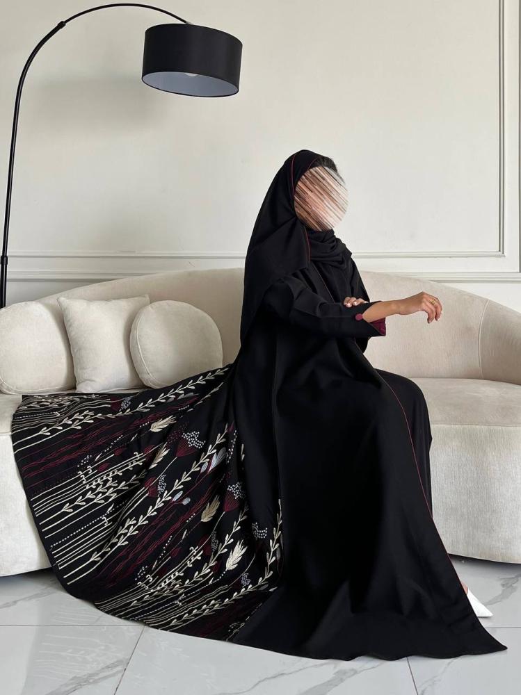 عباية كريب بتطريز فني وتحديد عنابي