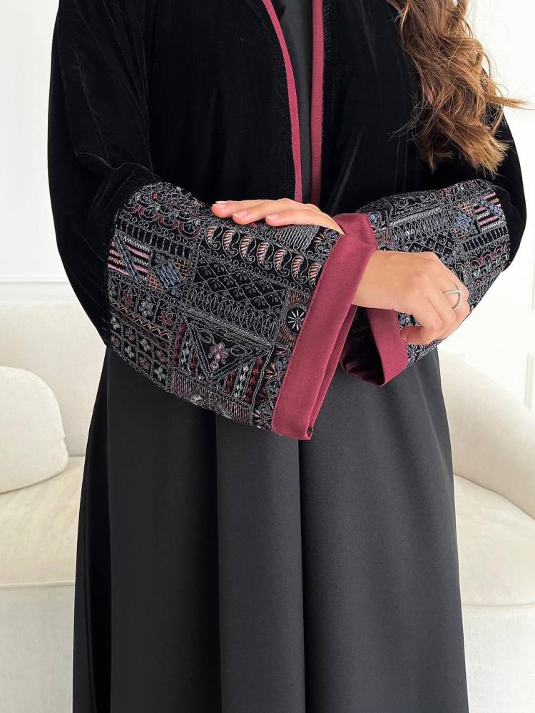 إطلالة كاملة لعباية نص مخمل كلوش سوداء بتطريز عنابي على الأكمام