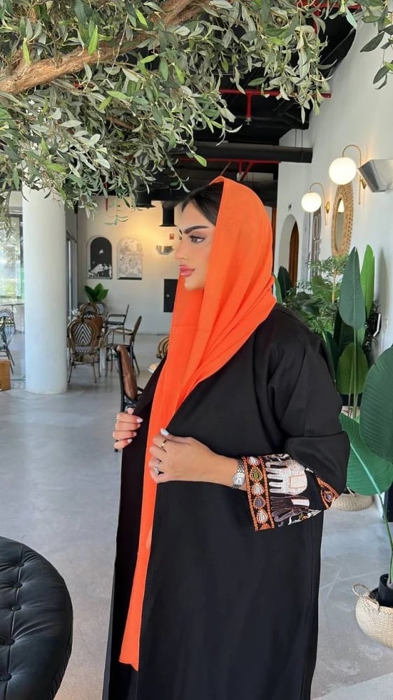 عباية منميت سوداء مستقيمة بأكمام واسعة