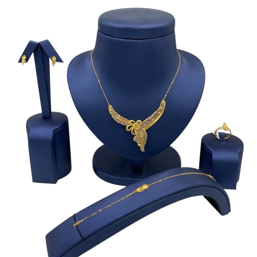 21-karat gold set, weighing 9.71 grams