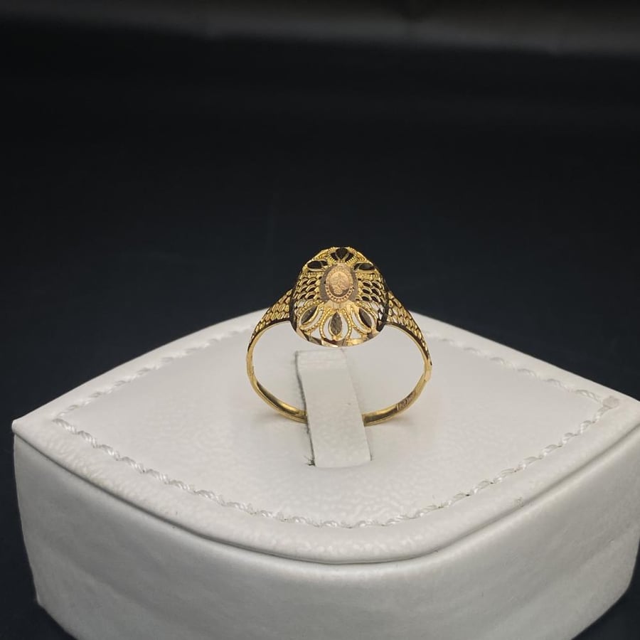 21 karat gold ring, weight 1.8 grams