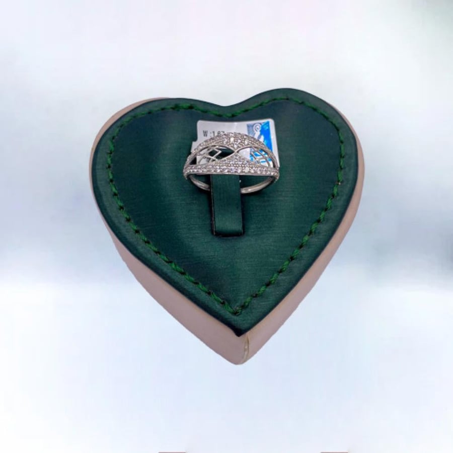 18k white gold ring, weight 1.67g