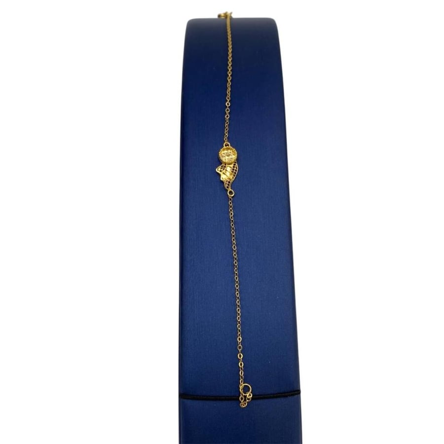 21-karat gold set, weighing 9.71 grams
