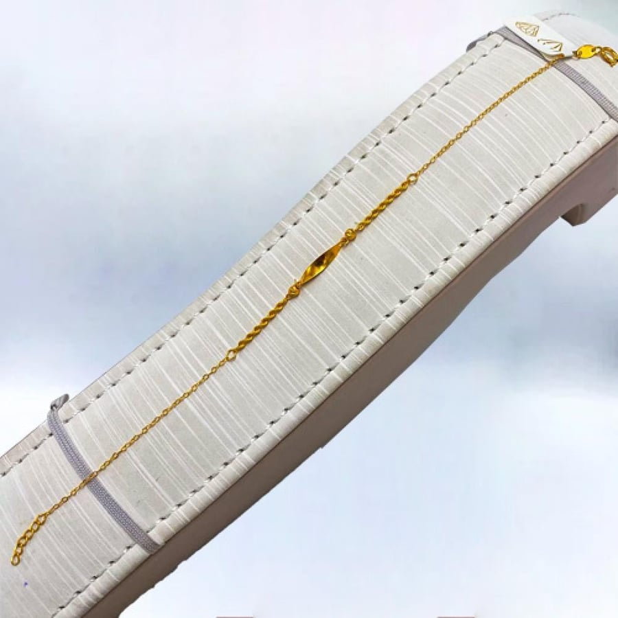 A bracelet made of 21-karat gold, weighing 0.77 grams.