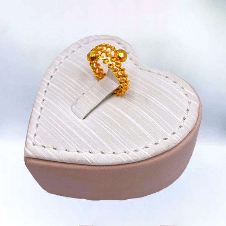 18 karat gold ring, weight 2.65 g