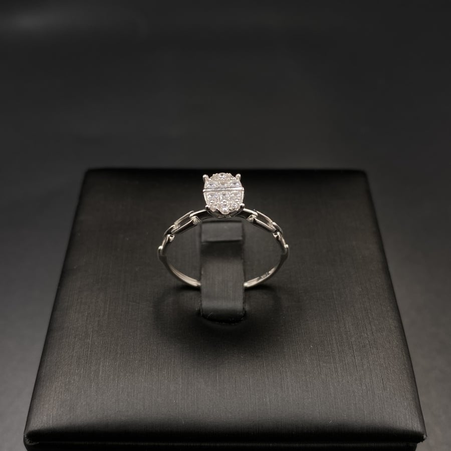 18k white gold ring, weight 1.5 grams