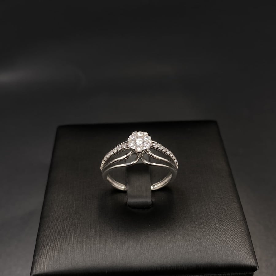 18k white gold ring, weight 2.46 grams