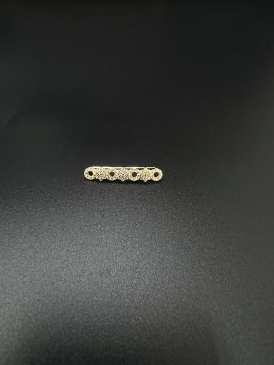 18-karat gold brooch, weight 1.1 grams