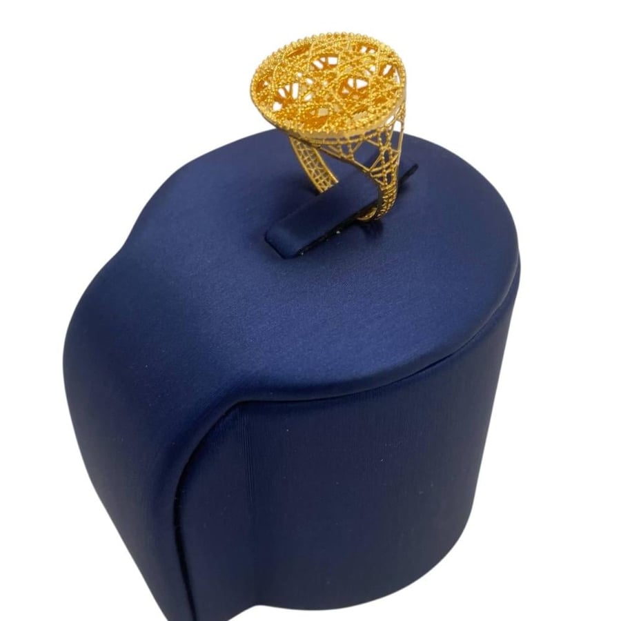 21 karat gold ring, weight 7.13 grams