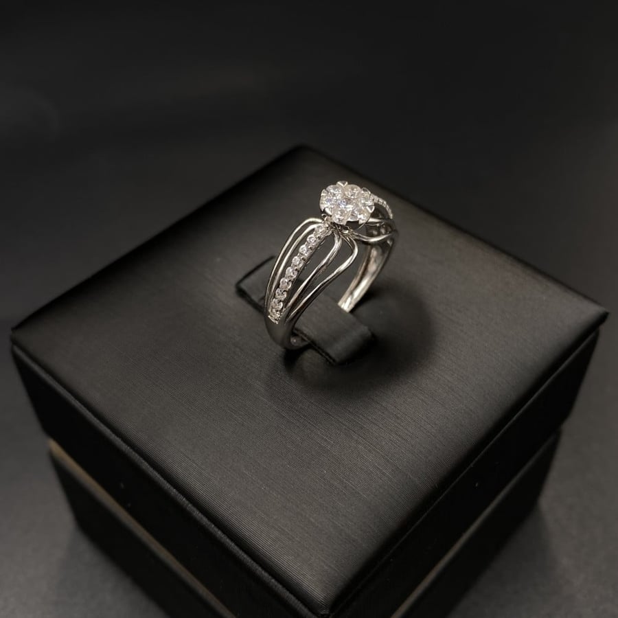 18k white gold ring, weight 2.46 grams