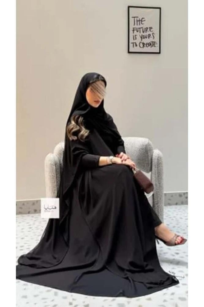 HANAYA LINE عباية نوف بقماش بلاك بيري مع طبقه شيفون قصه فراشه وكم استريتش