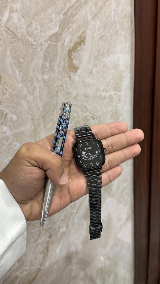 ساعة وقلم شعار أسود