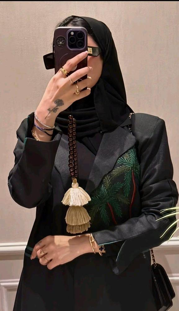 عباية نجديه بتطريز شکل نخله