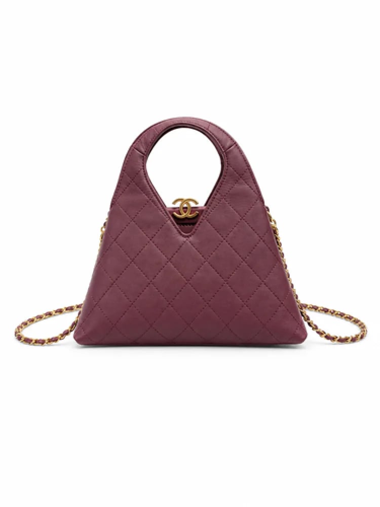 حقيبة يد سوداء مبطنة من شانيل (Chanel Chic Lady) تتميز بتصميم هندسي هندسي فريد وبطانة داخلية حمراء زاهية مع قفل شعار CC الذهبي.