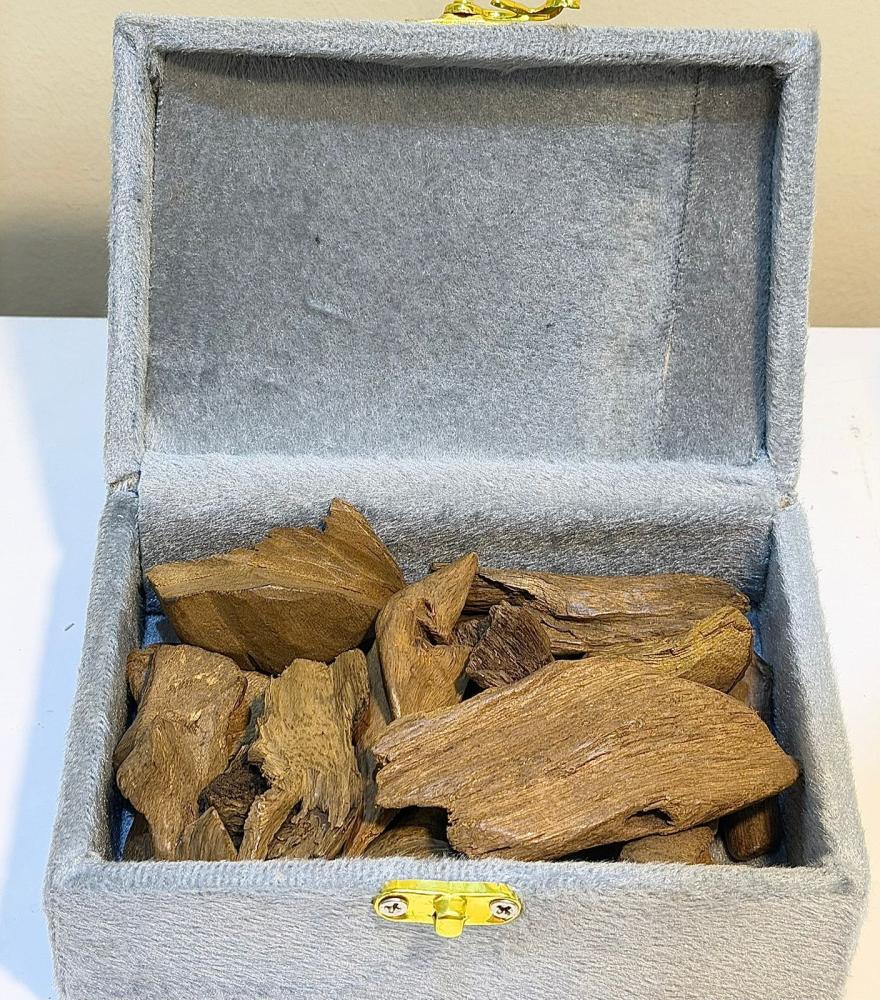 Natural Moroccan oud, large broken