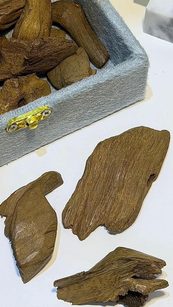 Natural Moroccan oud, large broken
