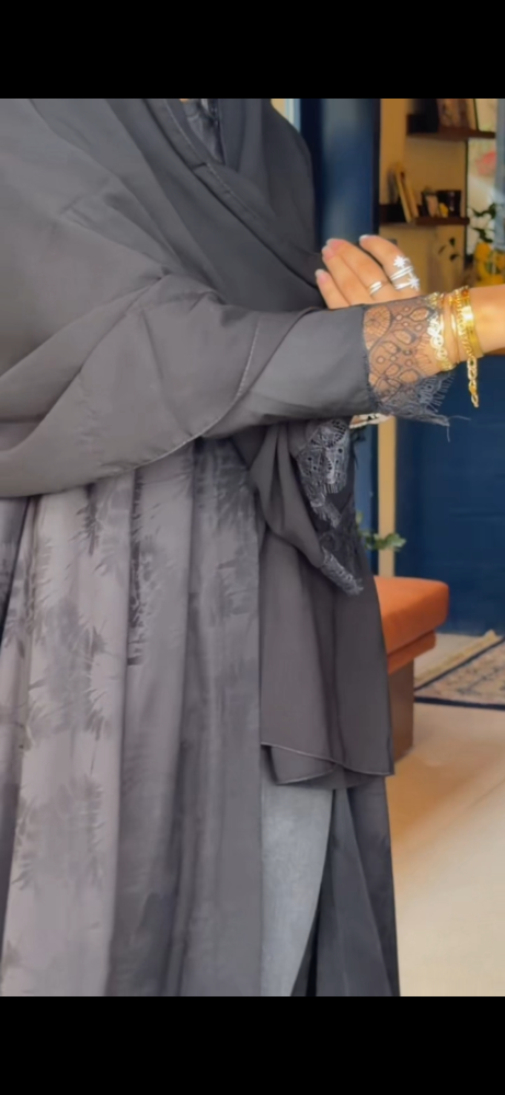 عباية قماش نواعم حرير نص ساده نص تشجيرة خفيفه مع التندايل