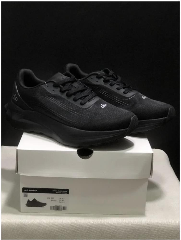 alo yoga runner black