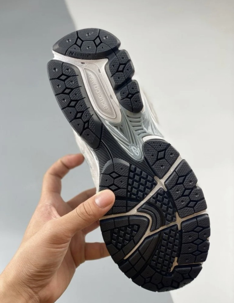 حذاء رياضي نيو بالانس 2002R من الفولاذ